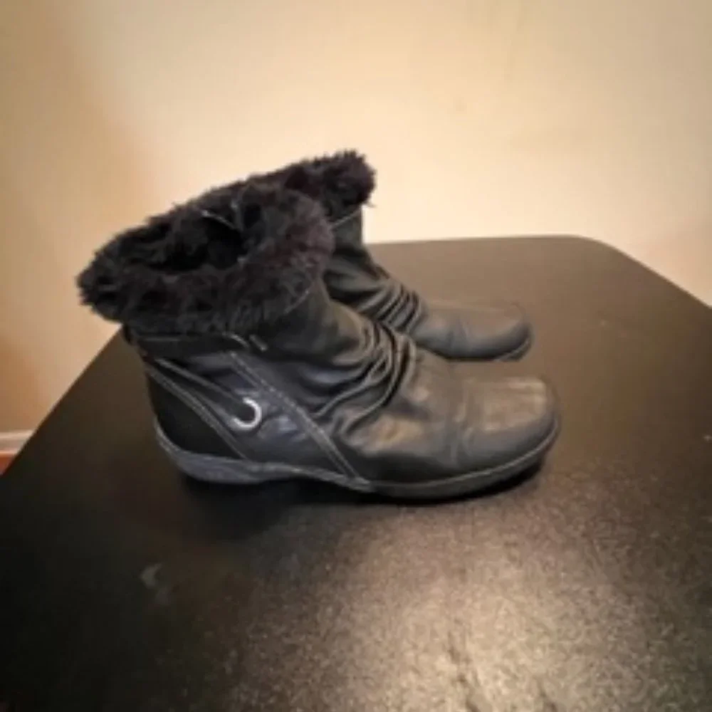 Yuu size 7.5 fur lined black ankle boots